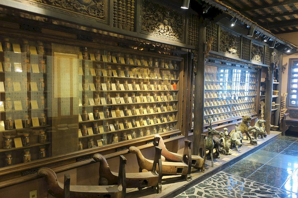 "Vietnam Ban Thao" showcases over 300 specimens of medicinal plants, animals, and minerals used in traditional remedies